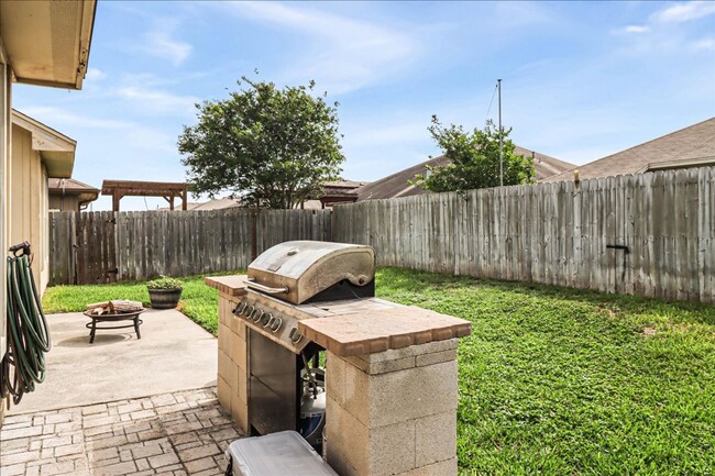 Building Photo - 3906 Las Bahias Dr