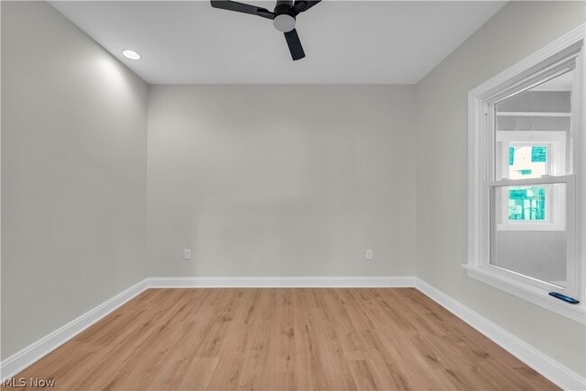 Building Photo - 1330 W 67th St