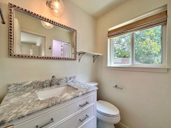 Building Photo - 4 Bed / 2 Bath Home with Covered Porch, Su...