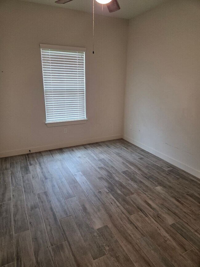 Building Photo - 2143 Sweetwater Ranch Ave