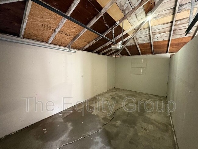 Building Photo - 309 W Noble Ave