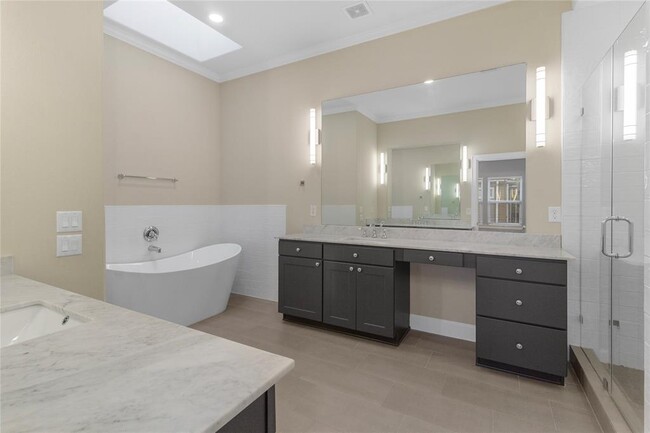 Building Photo - 811 Shallow Hollow Dr