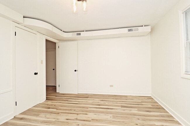Building Photo - Updated Main-Level Belmont Apartment