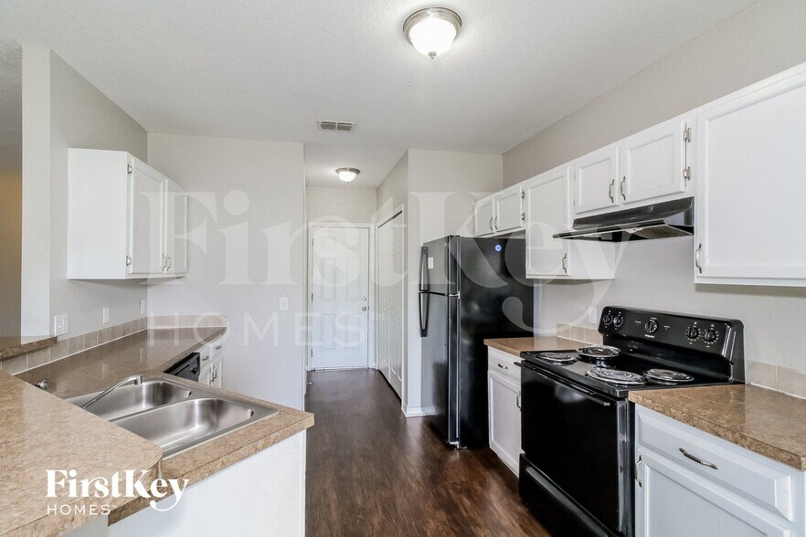 Building Photo - 3332 Rogue St