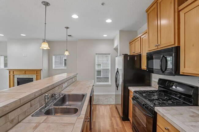 Building Photo - Dual-Suite 2BR/2.5BA Townhome-Style Condo — Gas Fireplace, Balcony & Attached Garage | Heron Cree...