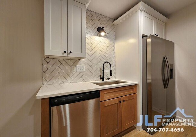 Building Photo - Freshly Updated 2/2 Duplex with Modern Fix...