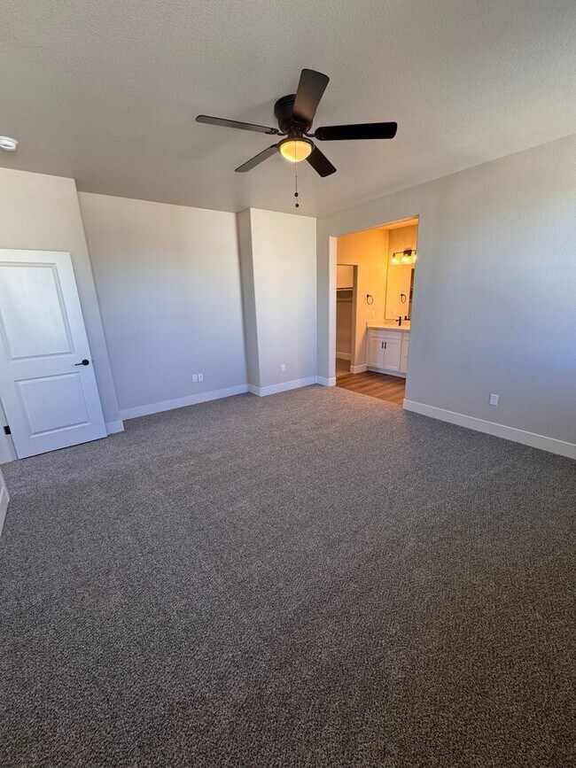 Building Photo - NEW! 3/2.5/2 Townhome in Gardnerville