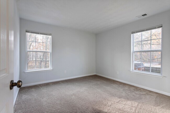 Building Photo - 60 Manilla Ln