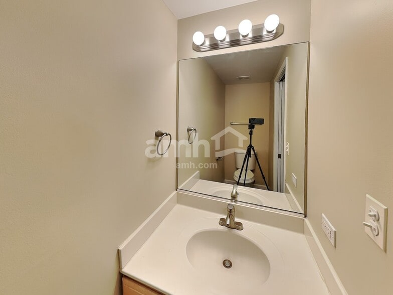 Building Photo - 1844 Courtwright Dr