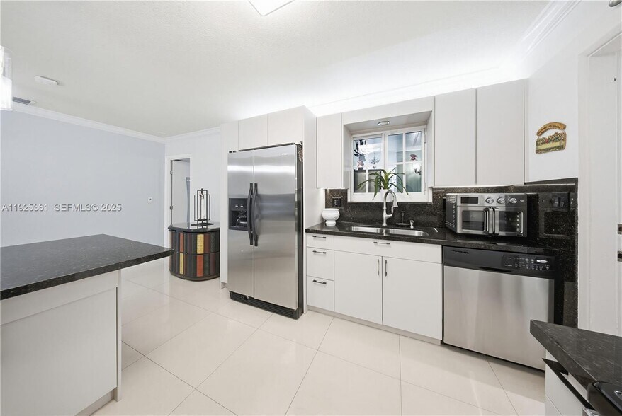 Building Photo - 300 NE 175th St