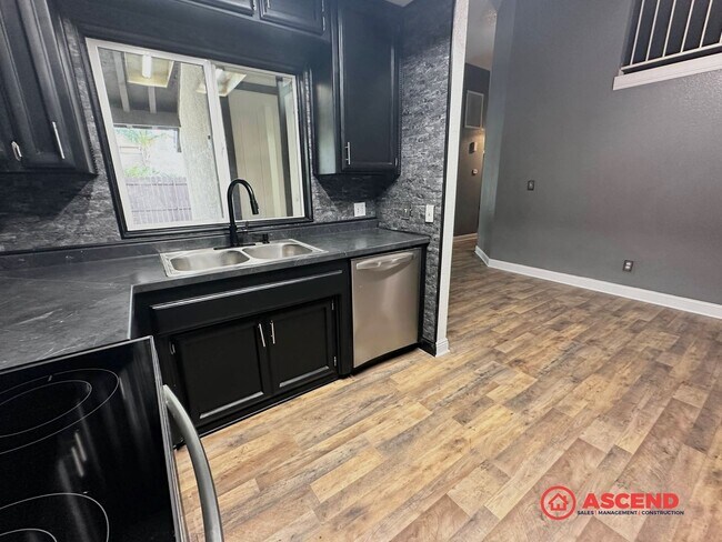 Building Photo - Charming Condo Located in HOA!