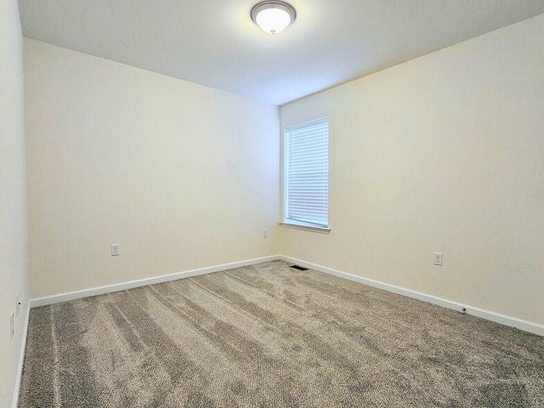 Building Photo - 24 Howard Dr