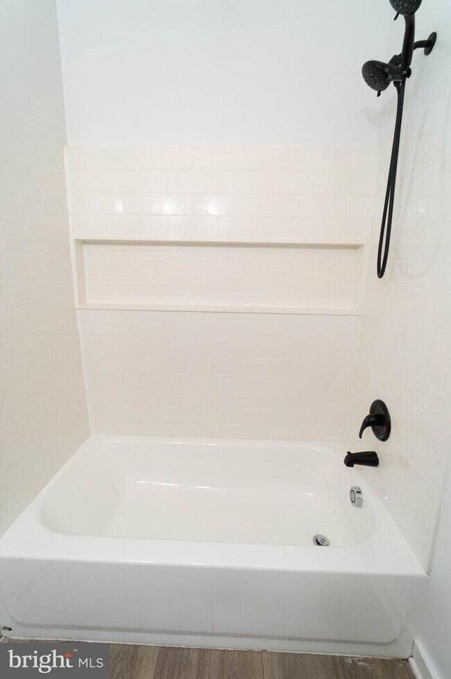 Building Photo - Move In Ready 2 BD 1 BA close to Metro, Sh...