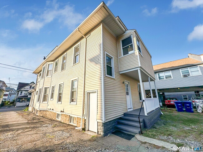 Building Photo - 277 Maplewood Ave