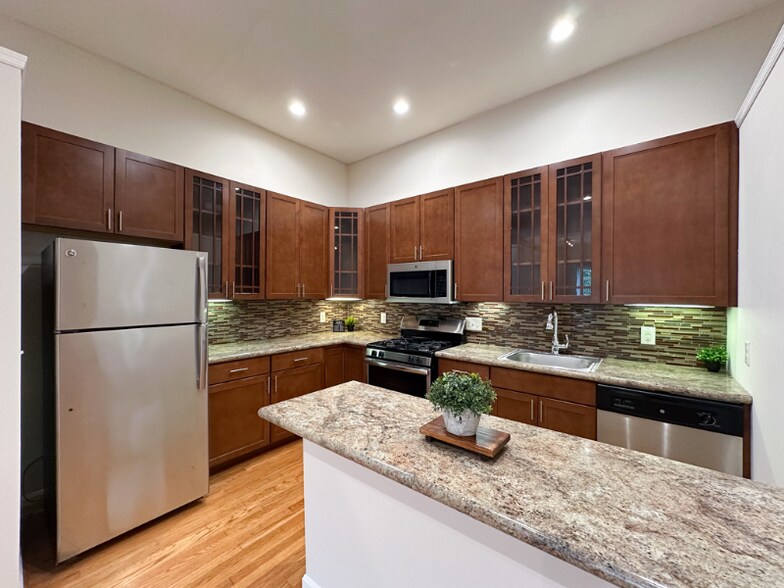 Building Photo - 2326 Upland Pl