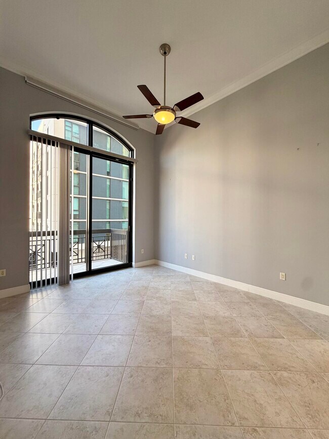 Building Photo - 701 S Olive Ave