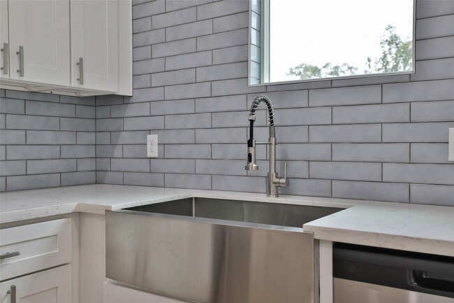 Building Photo - 9349 Lavender St