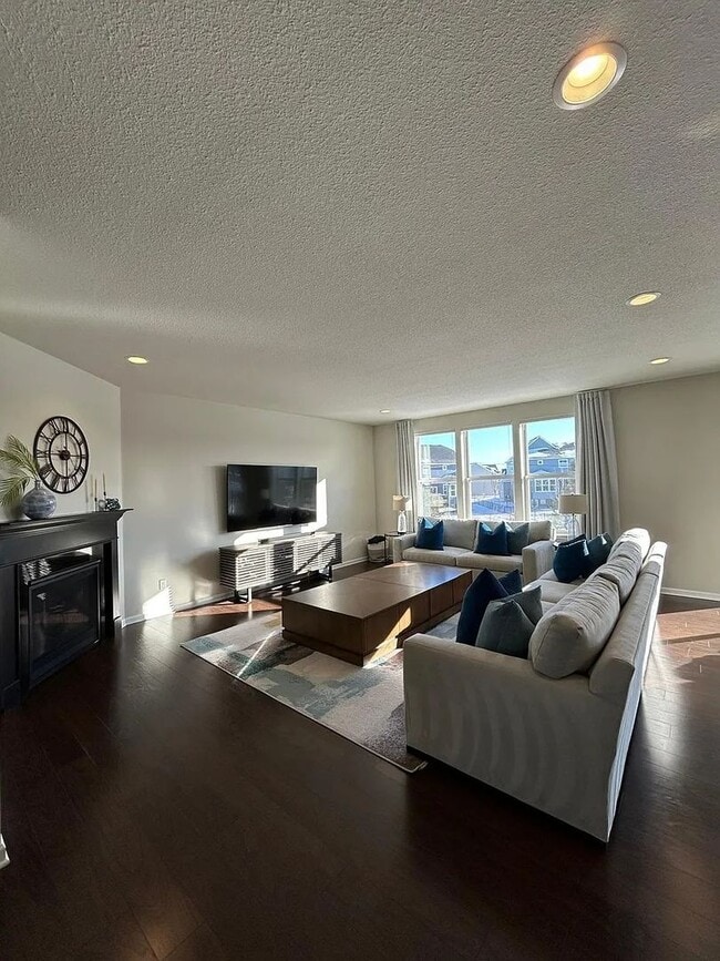 Building Photo - Awesome updated Plymouth home