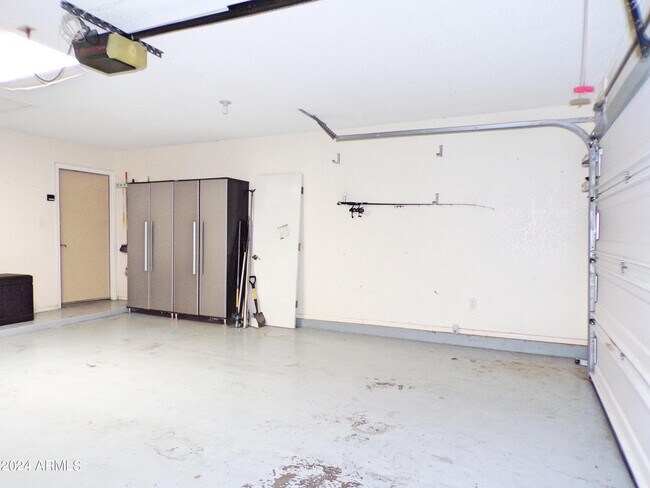 Building Photo - 5529 S Sioux Ave
