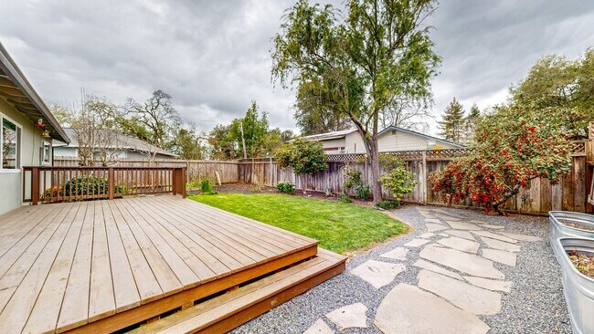 Building Photo - 3 Bedroom 2 Full Bath with Private Yard and 1 Car Garage !