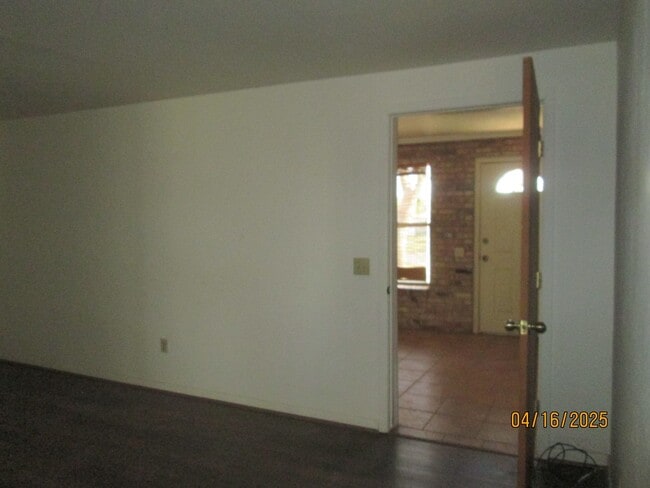 Building Photo - HOUSE -- 3 bedrooms, 2 bathrooms