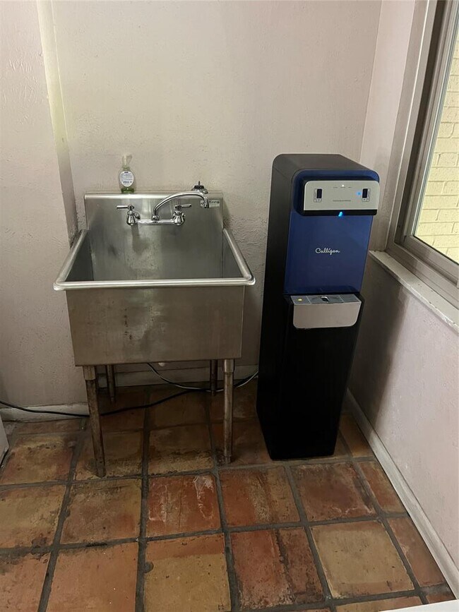 Building Photo - 505 W 7th St