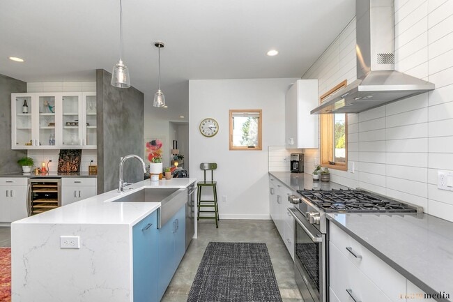 Building Photo - 2038 NE Morgan St