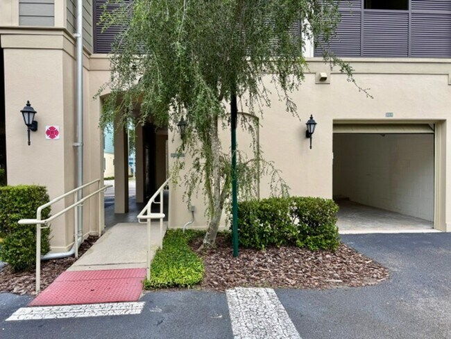Building Photo - 650 Campus St
