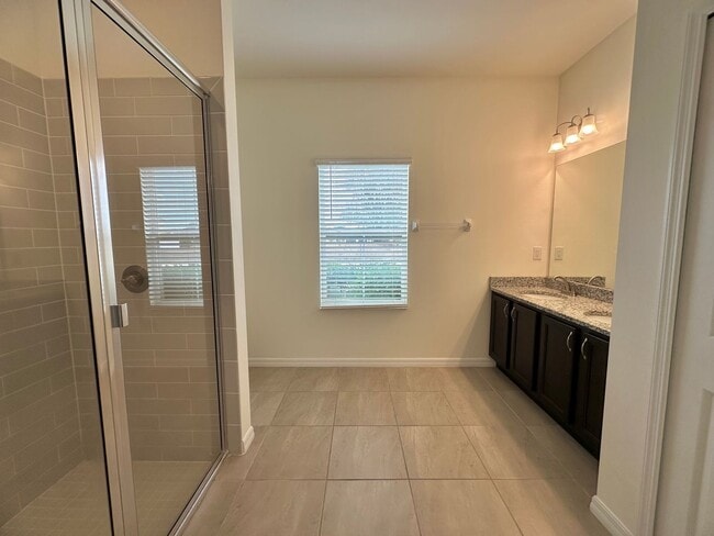 Building Photo - Huge Screened Lanai! Modern & Spacious 4 Bed 2 Bath