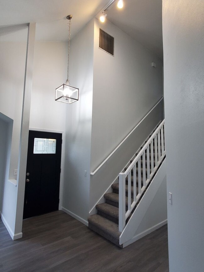 Building Photo - 3 bedroom - recently renovated home