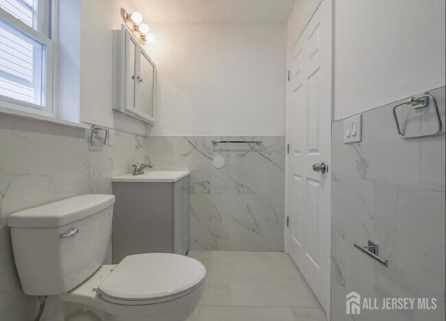Building Photo - 496 S 18th St