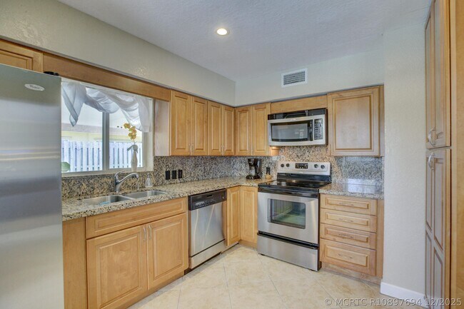 Building Photo - 808 SE 13th Ct