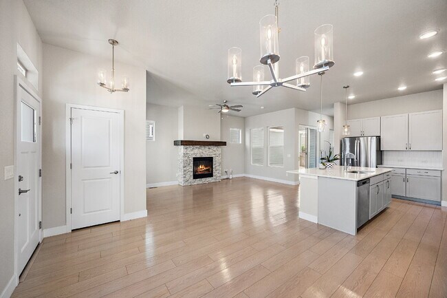 Building Photo - Modern 4 Bedroom, 2 Bathroom Westside Home with Balcony Views of Garden of the Gods!
