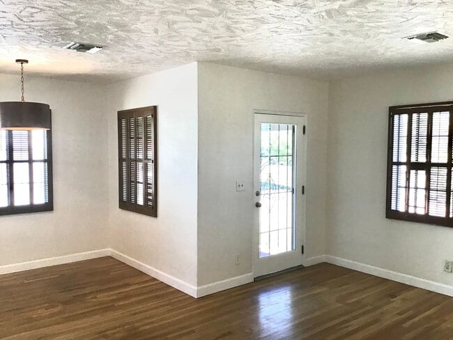 Building Photo - Modern, beautiful 3Bdrm, 2ba unfurnished i...