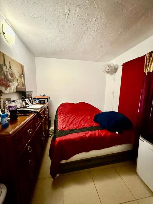 Building Photo - 303 NE 187th St