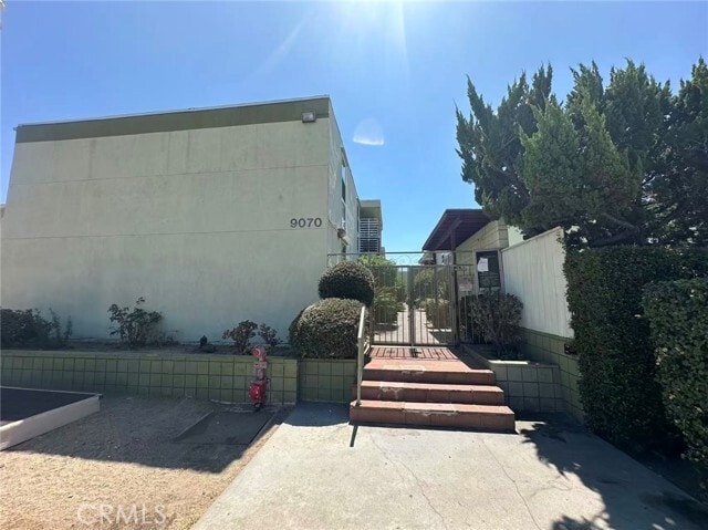 Primary Photo - 9070 Huntington Dr