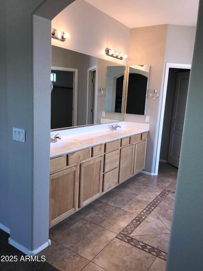 Building Photo - 3440 E Flower St