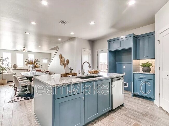 Building Photo - 2815 Clifton Ter