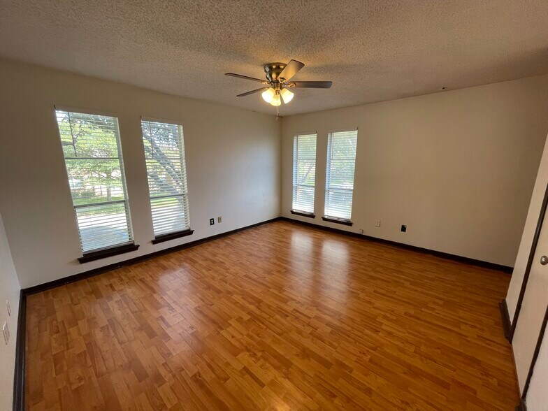 Building Photo - 5808 Sandhurst Ln