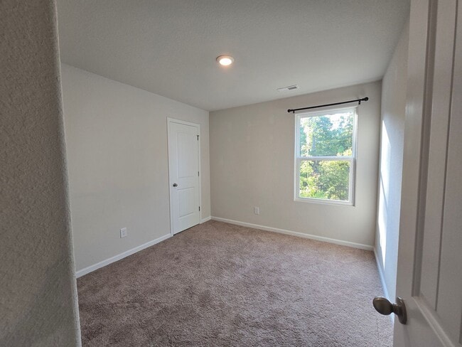 Building Photo - NEW LISTING!!!!!