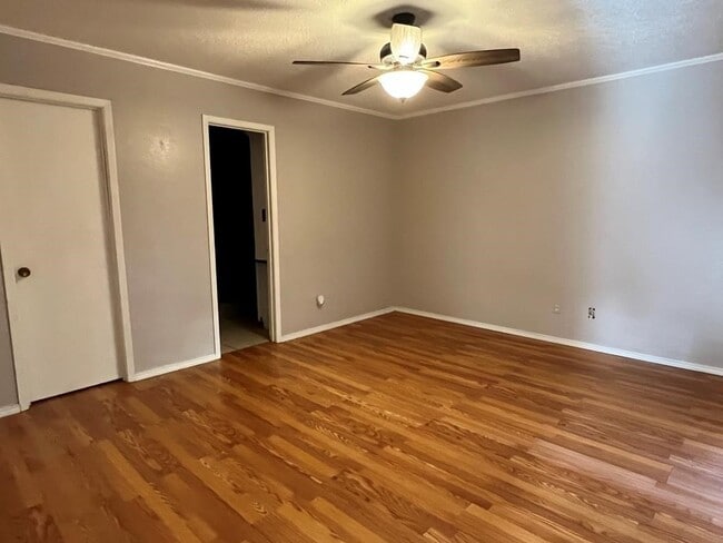 Building Photo - 3858 Scott St