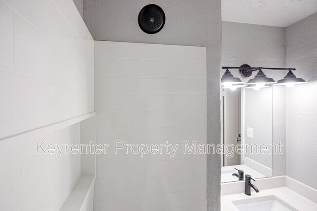 Building Photo - 1309 Crown Point Ave