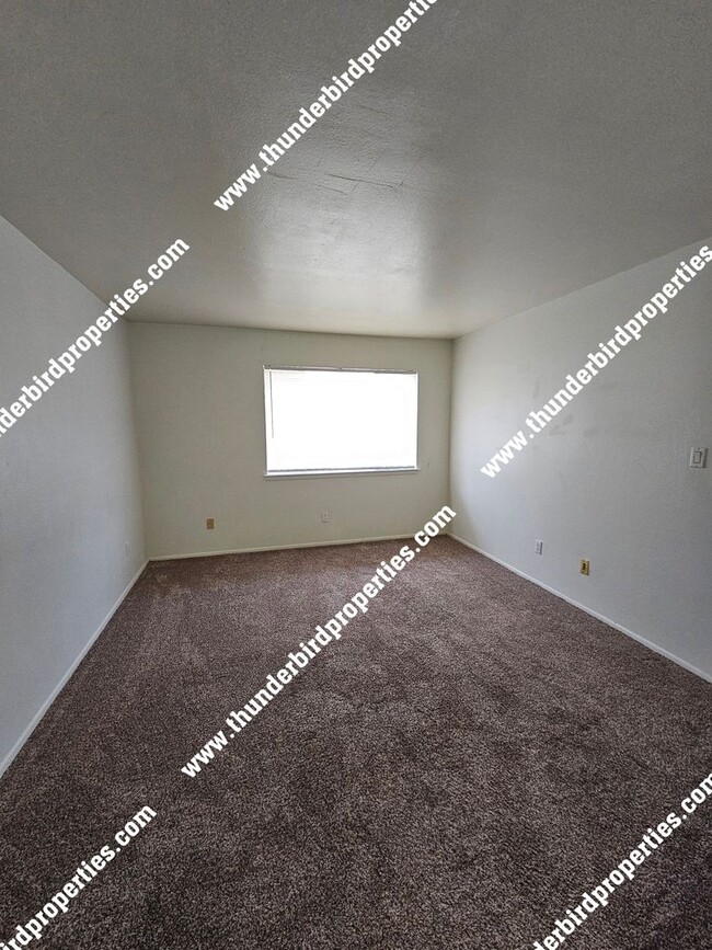 Building Photo - 2 bedrooms in NE Heights