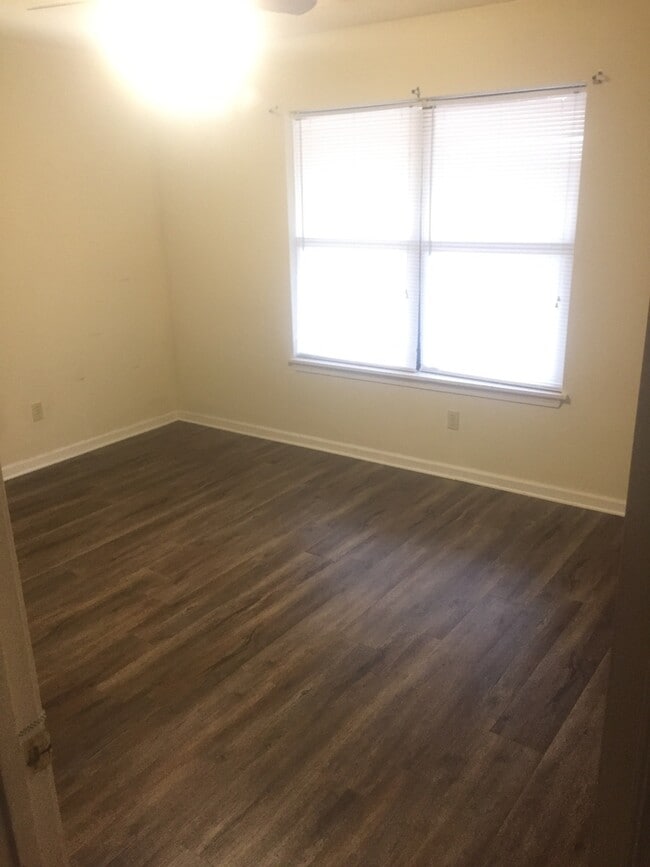 Building Photo - 4807 Oak Meadow Dr