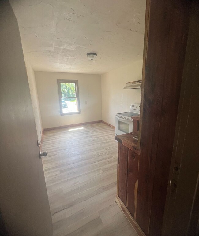 Building Photo - Newly Renovated! - $1,295 Month / $3,900 Down