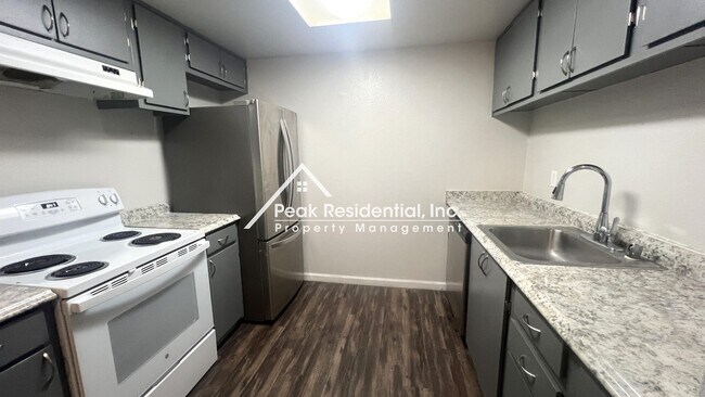 Building Photo - Charming Galt 2bd/2ba Duplex with 2 Car Ga...