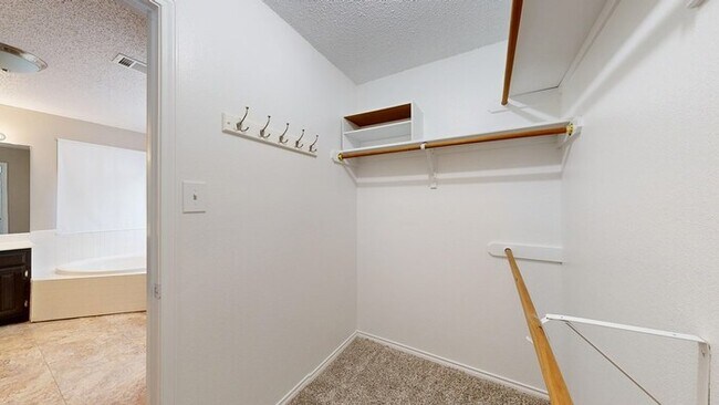 Building Photo - 3 bed 2 bath home, 2 car garage