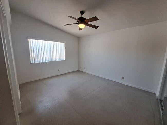 Building Photo - 4 bedroom!! Close to town, shopping and sc...