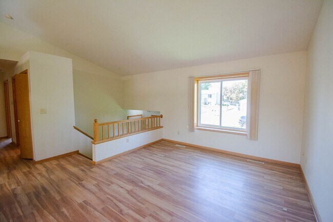 Building Photo - Updated Bamber Ridge Split-Level with Fenced Yard