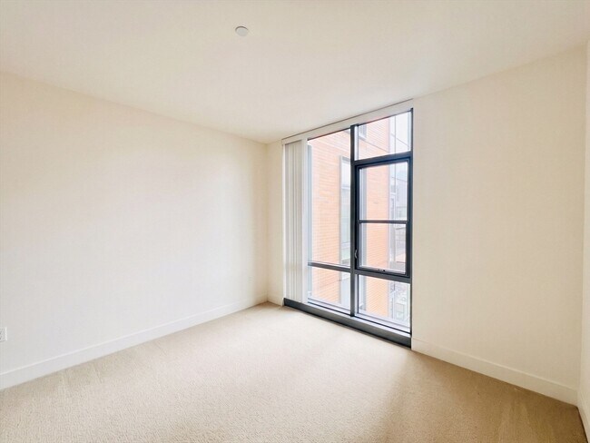 Building Photo - 32 Traveler St